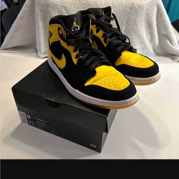 Jordan 1 Retro Mid ‘New Love’ - Picture 2 of 10